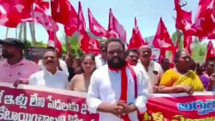 రాజమండ్రి సిటీ: అర్హులైన పేదలకు ఇళ్ల స్థలాలు  ఇవ్వాలని సిపిఐ ఆధ్వర్యంలో రాజమండ్రిలో ధర్నా