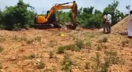 డెడ్ బాడీ కోసం బోరుబావి వద్ద తవ్వకాలు