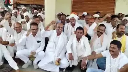 नेपानगर: धुलकोट: आदिवासियों ने कहा, पीढ़ियों से इस ज़मीन पर जी रहे, हमें बेगाना किया तो करेंगे आत्महत्या