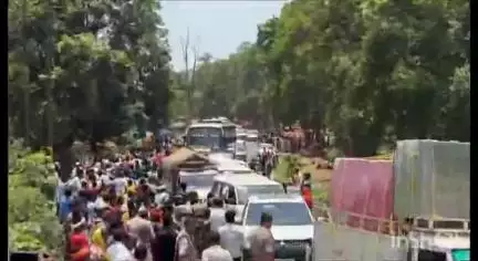 प्रतापपुर: मदन नगर ओपन कास्ट खदान के जमीन अधिग्रहण को लेकर ग्रामीणों ने किया हंगामा,  तहसीलदार और एसडीएम को घेरा