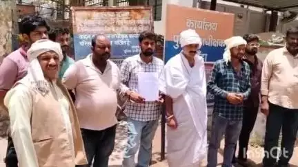 बांदा: पल्हरी गांव का एक परिवार एसपी ऑफिस पहुंचा, युवक की मौत के मामले में कुछ लोगों पर हत्या का आरोप लगाया