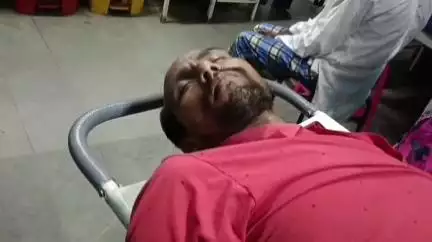 তুফানগঞ্জ ২: লাঙ্গল গ্রাম চৌপথী সংলগ্ন এলাকায় টোটো উল্টে পা ভাঙলো টোটো চালকের, রেফার জেলায়
