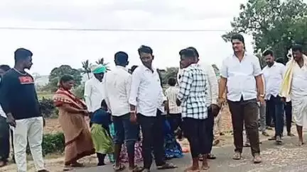 ಶೋರಾಪುರ: ಹೊಸ ಸಿದ್ದಾಪುರ ಗ್ರಾಮದ ಬಳಿ ಬೈಕ್ ಸ್ಕಿಡ್ ಆಗಿ ಬಿದ್ದು ದಂಪತಿ ಮಕ್ಕಳಿಗೆ ಗಾಯ,ಆಸ್ಪತ್ರೆಗೆ ದಾಖಲಉ