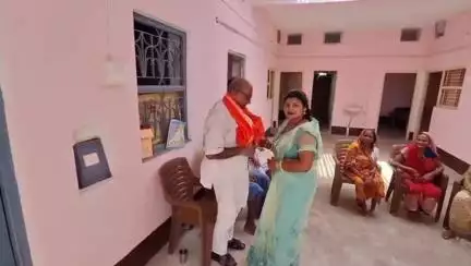 जगदीशपुर: नगर के वृद्धाश्रम में जिला परिषद सदस्य पूनम कुशवाहा ने साड़ी, गमछा, धोती आदि का किया वितरण