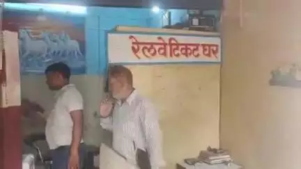 कासगंज: सहावर गेट रेलवे फाटक के समीप टिकट घर में नकब लगाकर अज्ञात चोर ने की चोरी