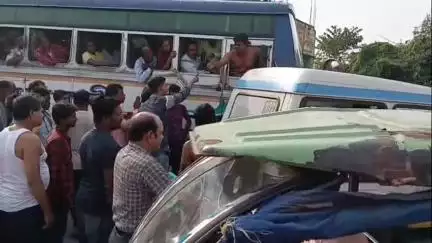 মঙ্গলকোট: বাসের সঙ্গে অ্যাম্বুলেন্সের ধাক্কা, ঘটনায় তুমুল উত্তেজনা মঙ্গলকোটের কৈচর এলাকায়, পুলিশি হস্তক্ষেপে পরিস্থিতি আয়ত্ত্বে