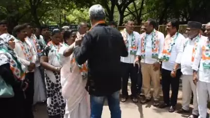 ಬಳ್ಳಾರಿ: ಎಂಎಲ್‌ಸಿ ಛಲವಾದಿ ನಾರಾಯಣಸ್ವಾಮಿ, ಎನ್. ರವಿಕುಮಾರ್ ಹೇಳಿಕೆ ಖಂಡಿಸಿ ನಗರದ ಜಿಲ್ಲಾಧಿಕಾರಿ ಕಚೇರಿ ಮುಂದೆ ಕಾಂಗ್ರೆಸ್ ಪ್ರತಿಭಟನೆ
