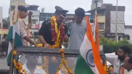 मंदसौर: सेवानिवृत्ति के बाद मंदसौर पहुंचे भारतीय सेना के जवान का नगर के लोगों ने किया भव्य स्वागत
