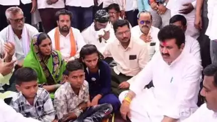 यवतमाळ: ट्रॅक्टर अपघातात निधन झालेल्या वारोळा येथील अनिल राठोड यांच्या परिवारास दिली पालकमंत्री राठोड यांनी दिली सांत्वनपर भेट