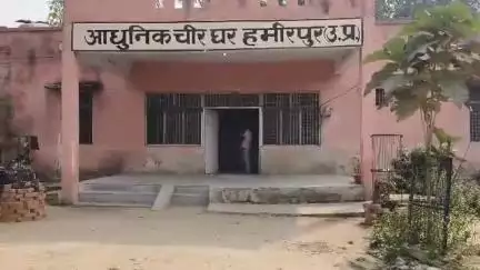 हमीरपुर: सुमेरपुर थाना क्षेत्र में हुए एक्सीडेंट के बाद देवगांव में सादगी के साथ हुईं रस्में, दोपहर में हुई विदाई