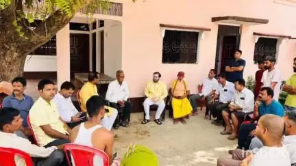 रामसनेही घाट: राज्यमंत्री सतीश शर्मा ने पूरे छविनाथ शुक्ल गांव में राजस्व निरीक्षक के चाचा के निधन पर परिवार से मिल व्यक्त की संवेदना
