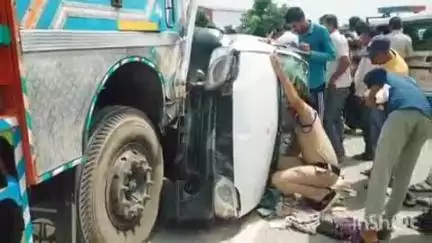 शाजापुर: अभयपुर गांव के समीप अनियंत्रित होकर ट्रक में जा घुसी कार, दो लोग हुए घायल