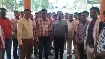 डिंडौरी: जनपद पंचायत कार्यालय डिंडौरी में ग्राम रोजगार सहायक संघ ने लंबित मांगों को लेकर अनुविभागीय अधिकारी को दिया ज्ञापन