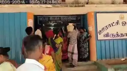 விருத்தாசலம்: குடிநீர் கேட்டு காலி, அசுத்தமான நீர் நிறைந்த குடங்களுடன் ஊராட்சி ஒன்றிய அலுவலகத்தை முற்றுகையிட்ட கிராம பெண்கள்