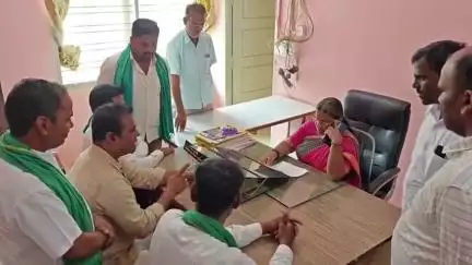 ಚಾಮರಾಜನಗರ: ರೈತ ಮುಖಂಡ ಹೊನ್ನೂರು ಪ್ರಕಾಶ್ ಮೇಲೆ ದೂರು ದಾಖಲು ಖಂಡಿಸಿ ನಗರದಲ್ಲಿ ತಹಶೀಲ್ದಾರ್‌ಗೆ ಮನವಿ