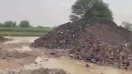 तुळजापूर: तालुक्यातील मोर्डा पाझर तलावाच्या सांडव्यावर खडी क्रेशरचे अतिक्रमण, शेतकऱ्याचे आरोप #Jansamasya