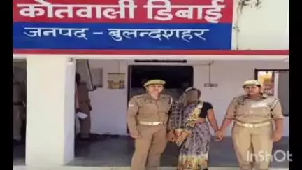 डिबाई: डिबाई पुलिस ने पति की दादी का सिर दीवार में मारकर हत्या करने वाली अभियुक्ता को किया गिरफ्तार