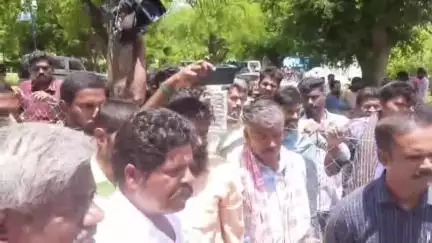 அஞ்செட்டி: N.புதூரில் போலீஸ் பாதுகாப்புடன் 3வது முறையாக மதுபான கடை திறக்க ஏற்பாடு - ஆதரித்து, எதிர்ப்பு தெரிவித்து குவிந்த இருதரப்பினர்