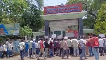 ଢେଙ୍କାନାଳ ସଦର: ଜିଲ୍ଲାପାଳଙ୍କ କାର୍ଯ୍ୟାଳୟ ସମ୍ମୁଖରେ ଶିଳ୍ପାଞ୍ଚଳ ଟ୍ରକ ମାଲିକ ସଂଘର ବିକ୍ଷୋଭ ପ୍ରଦର୍ଶନ