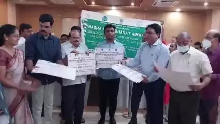యువత, యాంటీ డ్రగ్స్‌ వారియర్లుగా నిలవాలని బ్రోచర్ ఆవిష్కరించిన కలెక్టర్ షగిలి షన్మోహన్‌