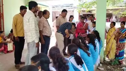 ବୌଦ୍ଧ ସଦର: ଆମ୍ବଝରୀ ହାଇସ୍କୁଲରେ ପଢୁଥିବା ଆଦିବାସୀ ଛାତ୍ରୀ ହଷ୍ଟେଲରେ ରହିବା ଦାବିରେ ଜିଲ୍ଲାପାଳଙ୍କ ଦ୍ୱାରସ୍ଥ