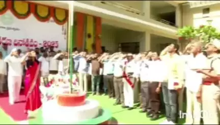 తెలంగాణ రాష్ట్ర అవతరణ దినోత్సవం పురస్కరించుకొని కలెక్టరేట్ కార్యాలయంలో జాతీయ జెండాను ఆవిష్కరించిన కలెక్టర్