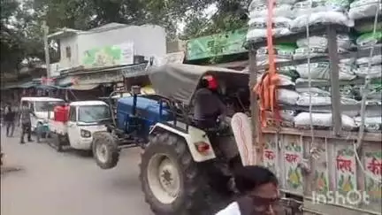 गोला गोकरणनाथ: गोला नगर में ओवरलोड वाहनों की समस्या से लोग परेशान, भीड़-भाड़ वाले क्षेत्रों में बना रहता है हादसे का खतरा