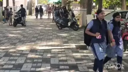 அன்னூர்: அமரர் முத்து கவுண்டர் அரசு பள்ளிக்கு வந்த மாணவர்களுக்கு ரோஜா பூ, இணிப்புகள் கொடுத்து வரவேற்ற ஆசிரியர்கள்