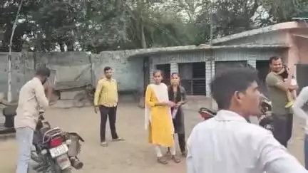 लखीमपुर - शहर के संकटा देवी चौराहे पर दो युवकों ने की ट्रैफिक पुलिस से अभद्रता

गाड़ी के पेपर माँगने पर ट्रैफिक पुलिस के