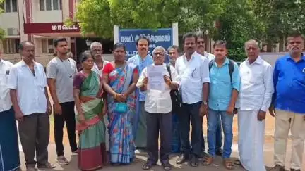 சிவகங்கை: தேவகோட்டை நகராட்சிக்கடைகளை காலிசெய்ய கூடுதல் அவகாசம் கோரி ஆட்சியரிடம் ஆட்சியரகத்தில் வியாபாரிகள் மனு