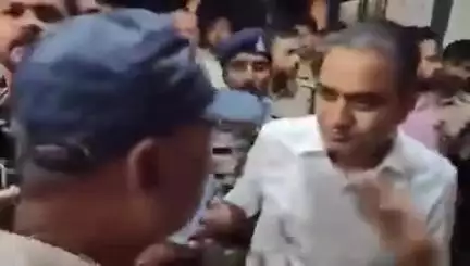 मध्यप्रदेश- 

कटनी - महिला थाना क्षेत्र में कवरेज के दौरान इंस्पेक्टर साहब ने पत्रकार से कहा - "थाना तुम्हारे बाप का है