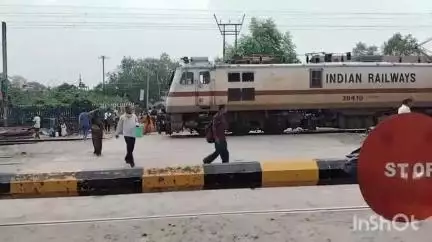 नवादा: नवादा के रेलवे गुमटी पर बदमाशों ने मालदा आनंद विहार ट्रेन को चैन पुलिंग कर रोका, बढ़ी परेशानी