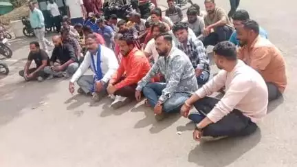 महू कैंटोनमेंट बोर्ड के बाहर सफाई कर्मचारी धरने पर बैठे, जमकर की नारेबाजी