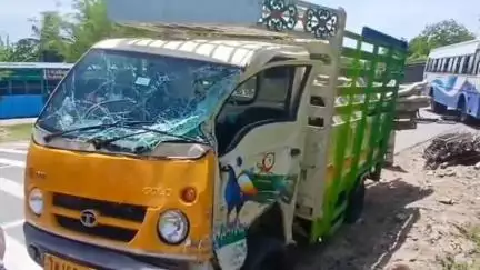 திண்டிவனம்: திண்டிவனம் சிப்காட் அருகே டாட்டா ஏசி வாகனம் மீது அரசு பேருந்து மோதி 10 பேர் காயம்