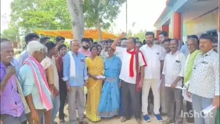 ಶ್ರೀನಿವಾಸಪುರ: ಕೆಐಎಟಿಬಿ ಯಿಂದ ರೈತರ ಜಮೀನು ವಶಕ್ಕೆ, ವಿರೋಧಿಸಿ ರೈತರಿಂದ ಎದುರೂರು ಗ್ರಾಮದಲ್ಲಿ ಪ್ರತಿಭಟನೆ #localissue