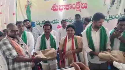 జమ్మికుంట: పట్టణంలోని వ్యవసాయ మార్కెట్  ఆవరణలో హమాలీ దాడ్వాయి కార్మికులకు దుస్తులను పంపిణీ చేసిన నియోజకవర్గ ఇంన్చార్జి ఒడితల ప్రణవ్