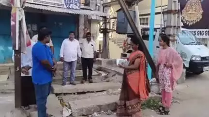 తుని పట్టణంలో సెక్షన్ అయిన డ్రైనేజీలు కలపెట్టు పండు త్వరగా పూర్తిచేయాలి అధికారులకు చైర్పర్సన్ మరియు కమిషనర్  ఆదేశాలు