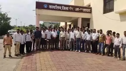 बालाघाट: ग्राम रोजगार सहायकों ने मांगों को लेकर जिला पंचायत सीईओ को सौंपा ज्ञापन, आंदोलन की चेतावनी
