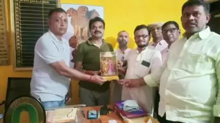 दाउदनगर: पूर्व एसडीओ मनोज कुमार को अनुमंडल कार्यालय कक्ष में सूर्य मंदिर गुंबद का मोमेंटो देकर किया गया सम्मानित