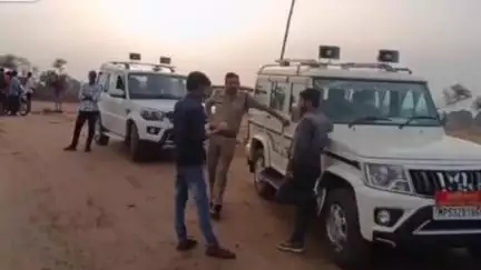 मझौली: ज़िला कलेक्टर सीधी के आदेश पर रेत खदानों निधपुरी एवं गोतरा में उत्खनन करते हुए एक मशीन ज़ब्त