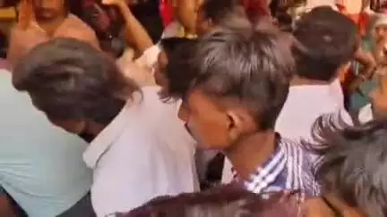 कोरांव: दुघरा में हंगामे के बीच सरकारी सस्ते गल्ले की दुकान का चुनाव हुआ, दुर्गा आजीविका स्वयं सहायता समूह को मिली राशन की दुकान