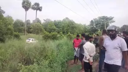ଅନୁଗୋଳ: ଖଣ୍ଡହତା ନିକଟରେ ଭାରସାମ୍ୟ ହରାଇ ବିଲକୁ ପଶିଲା କାର