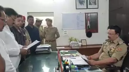 शाहजहांपुर: उत्तर प्रदेश आदर्श व्यापार मंडल के कार्यकर्ताओं ने एसपी को ज्ञापन दिया, मारपीट की घटना में कार्रवाई की मांग की