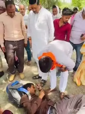 धनघटा: परशुरामपुर गांव के समीप सड़क दुर्घटना में घायल दो व्यक्तियों को विधायक ने एंबुलेंस से अस्पताल पहुंचाया