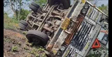 प्रतापपुर: घाट पेंडारी में तेज रफ्तार ट्रक हुआ दुर्घटनाग्रस्त, चालक और परिचालक सुरक्षित