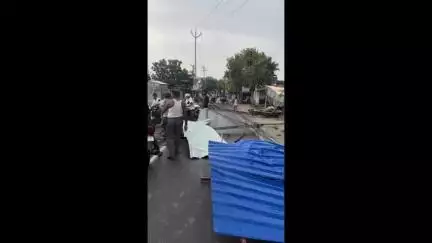 बड़हरिया: सफी छपरा गांव के पास तेज आंधी में बिजली का खंभा टूटा, यातायात बाधित