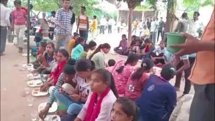 तिर्वा: ठठिया क्षेत्र के सिखवापुर गांव में चल रही श्रीमद्भागवत कथा के विश्राम दिवस पर विशाल भंडारे का आयोजन, देखें वीडियो