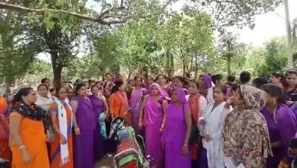 रीठी: रीठी सहित जिलेभर की आशा उषा कार्यकर्ताओं का कलेक्ट्रेट कार्यालय के सामने प्रदर्शन, मुख्यमंत्री को सौंपा ज्ञापन
