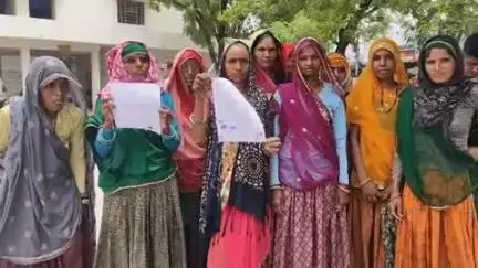 टोंक: दादिया गांव की महिलाओं ने कुएं के रास्ते पर अतिक्रमण व पेयजल समस्या को लेकर कलेक्टर को सौंपा ज्ञापन