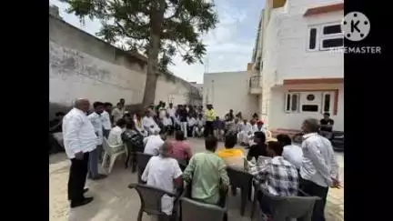 मकराना: मुक्तिधाम में ट्यूबवेल की सौगात पर लोगों ने विधायक जाकिर हुसैन गैसावत का निजी आवास पर अभिनंदन किया